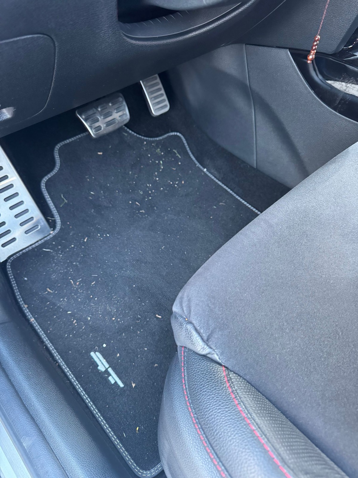Vorher – Fahrer-Fußraum, Innenaufbereitung Karlsruhe